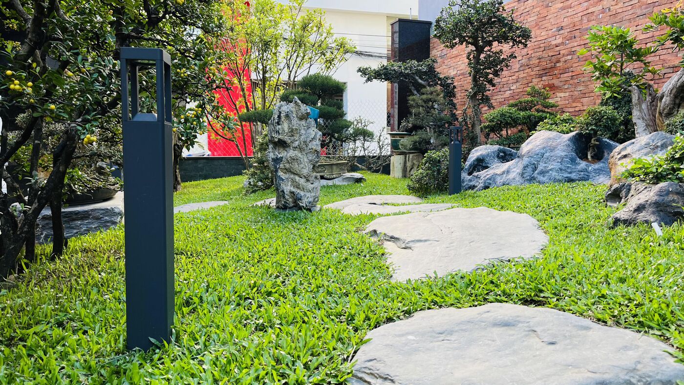 Lối vào vườn với đèn trụ và thảm cỏ