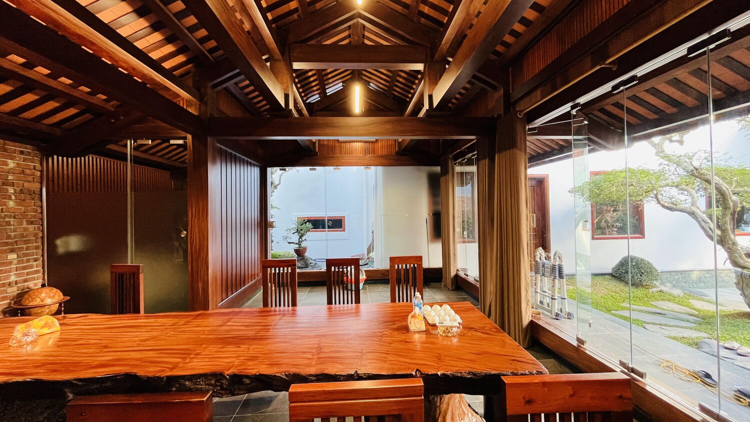 Trà thất gỗ nhìn ra sân vườn